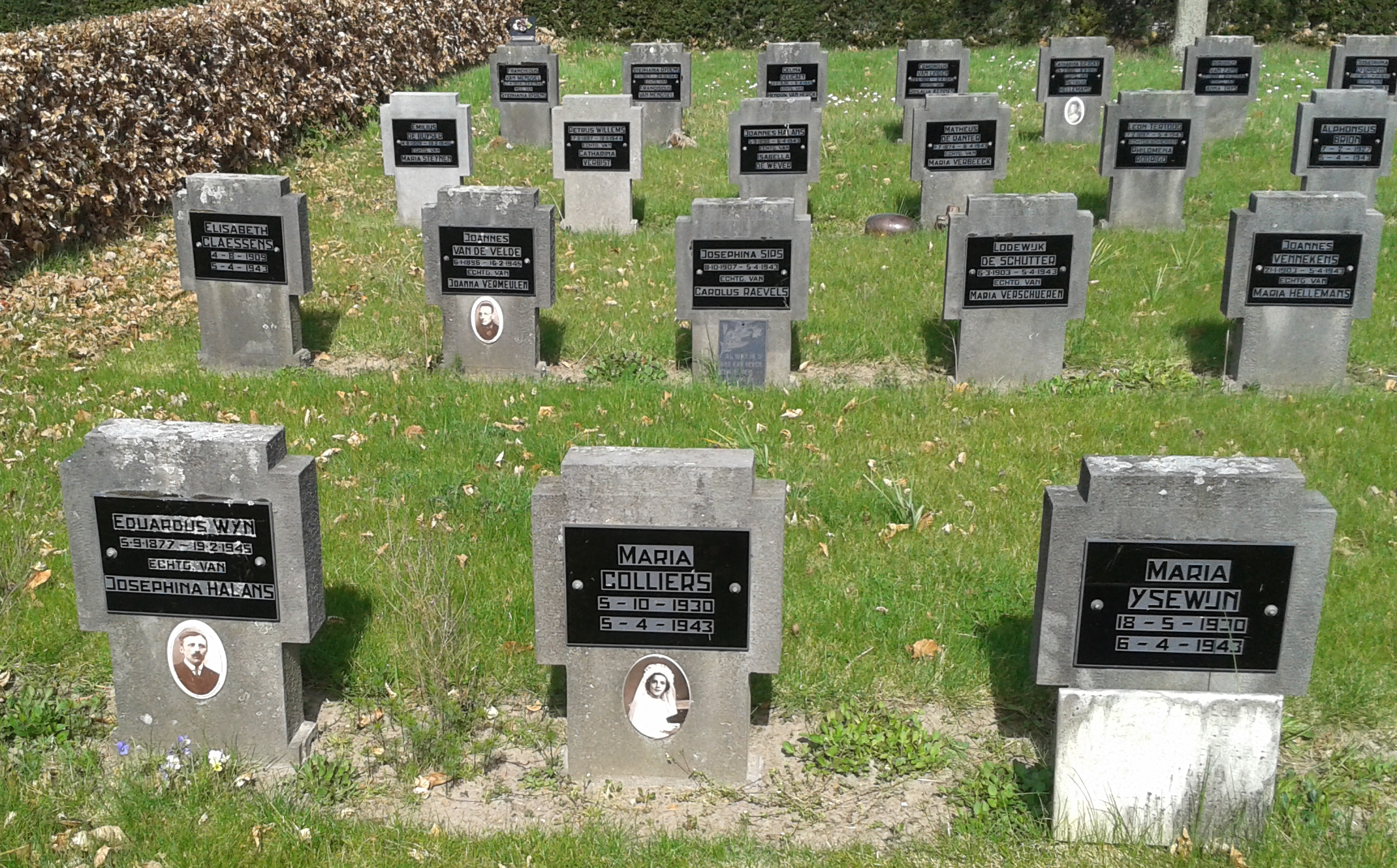 eerste rij Kontichse slachtoffers.jpg