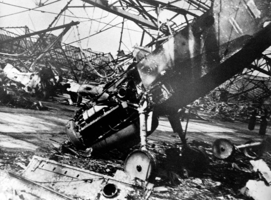 [ERLA]1-VOOR-uitgebrandvliegtuig-MHK